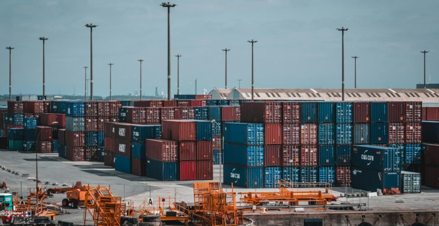 Blick auf einen Containerlagerplatz an einem Hafen - CBAM Symbolbild